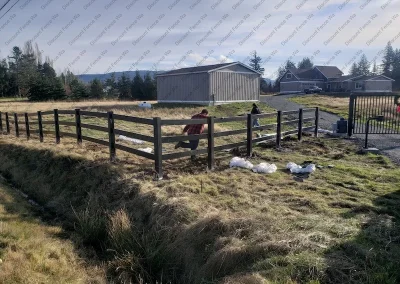 Residential 3-rail vinyl fence